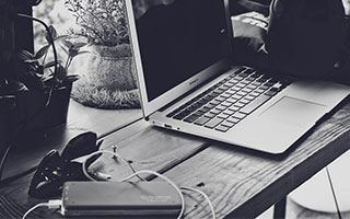 蘑菇影视在线观看深度揭秘：八卦风波背后，主持人在演唱会后台的角色高度敏感令人意外